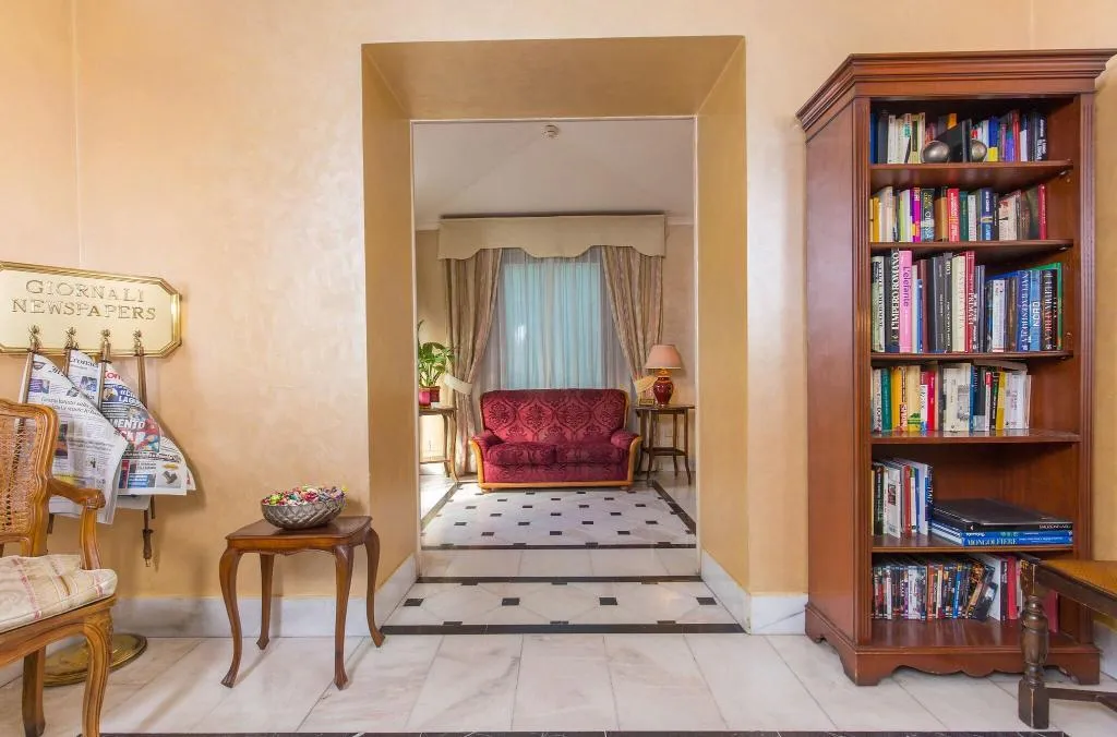 Lobby, Arco Di Travertino, Rome