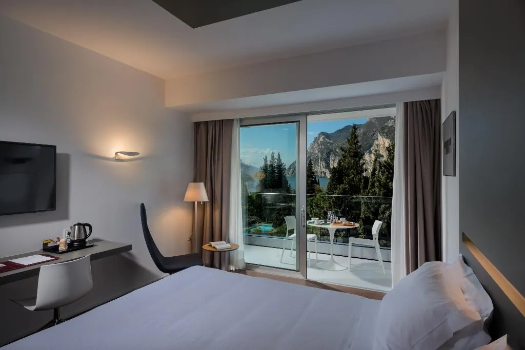 DOUBLE DELUXE LAKE VIEW Room, Grand Resort Du Lac Et Du Parc, Milan