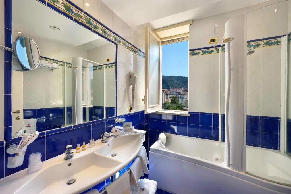 JUNIOR SUITE STANDARD Room, Continental, Naples