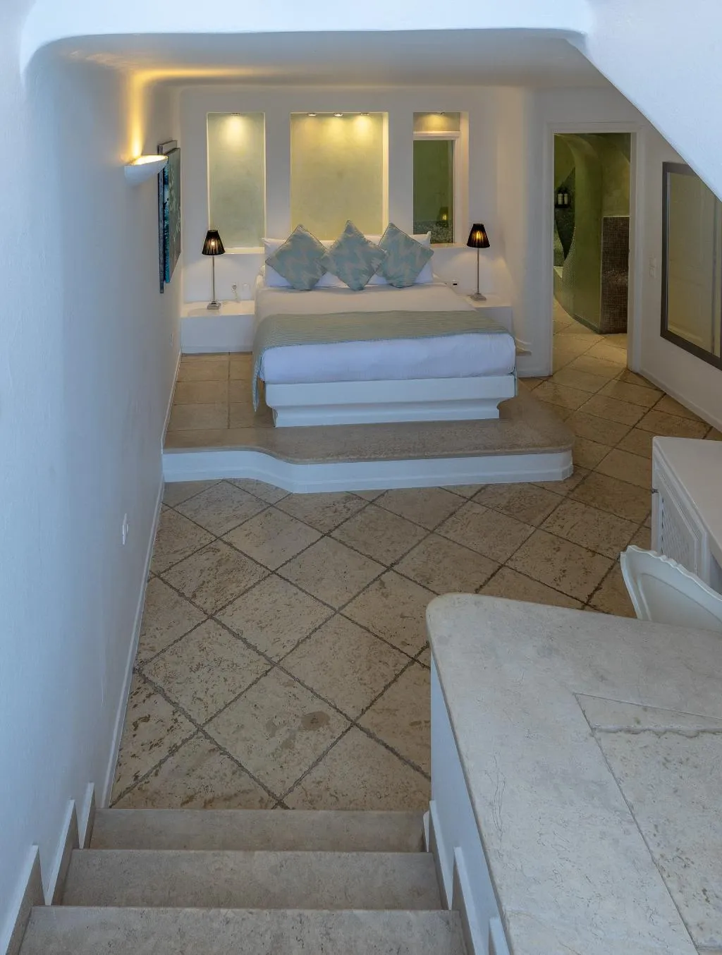 SUITE WITH JACUZZI Room, Above Blue Suites, Santorini
