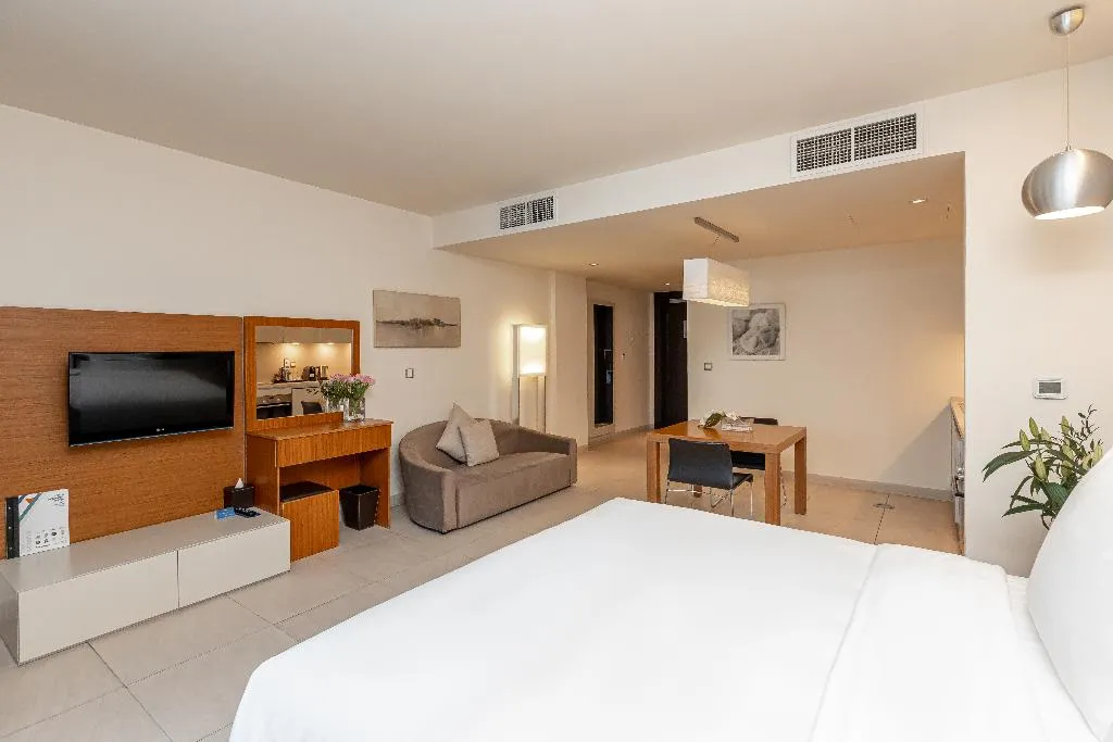 STUDIO WITH BALCONY Room, Radisson Blu Residence Dubai Marina, Dubai