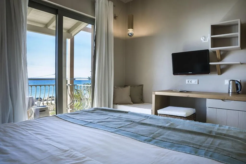 Room, F Zeen, Kefallinia