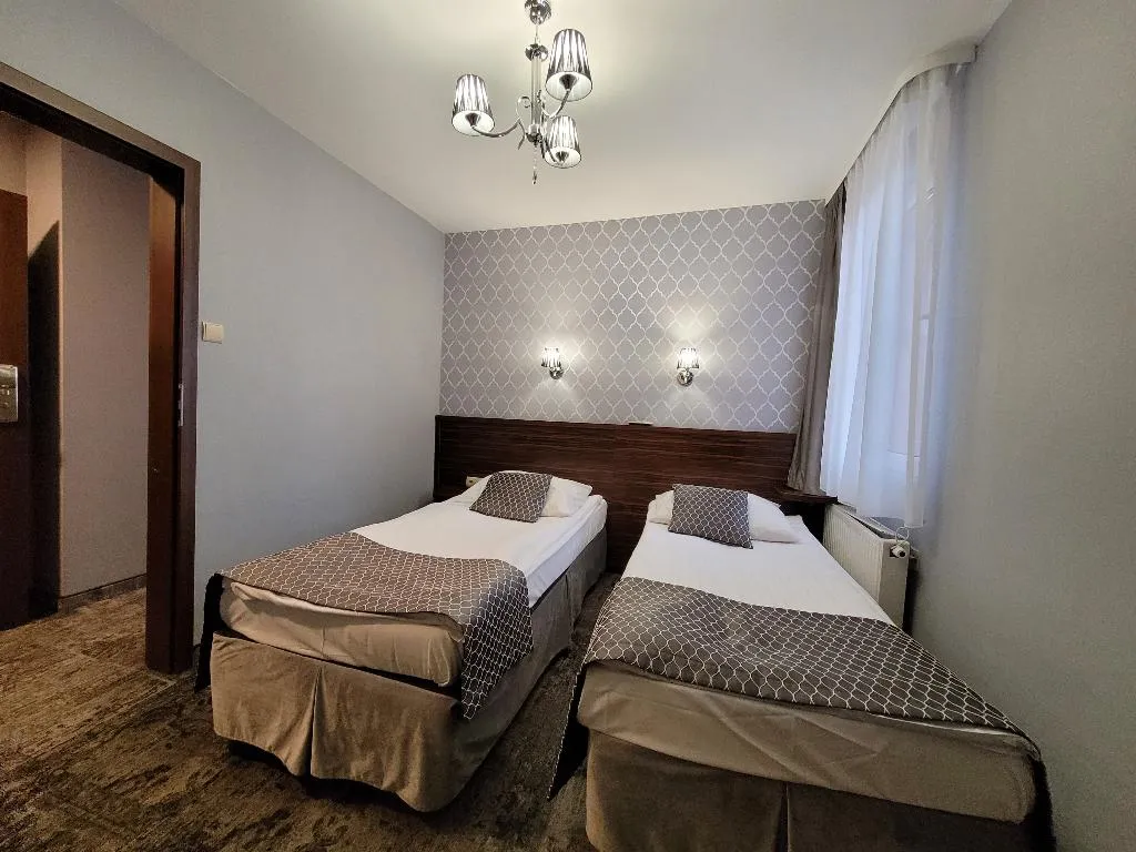 QUADRUPLE FOUR BEDROOMS TWO BATHROOMS Room, Fero Express, Krakow