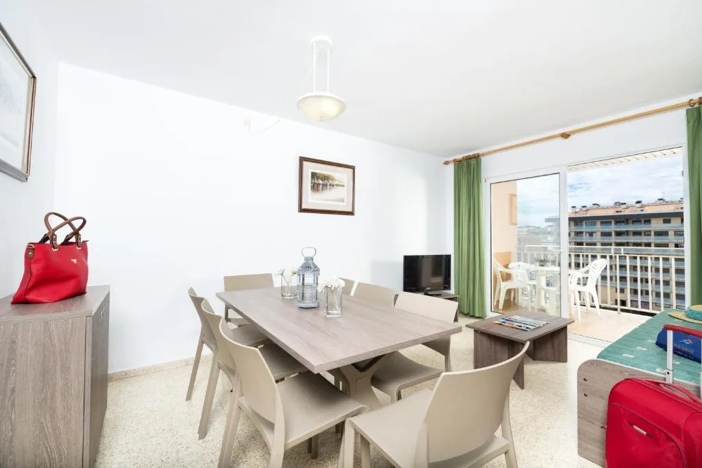 APARTMENT CAPACITY 8 THREE BEDROOMS Room, Apartaments Condado, Costa Brava