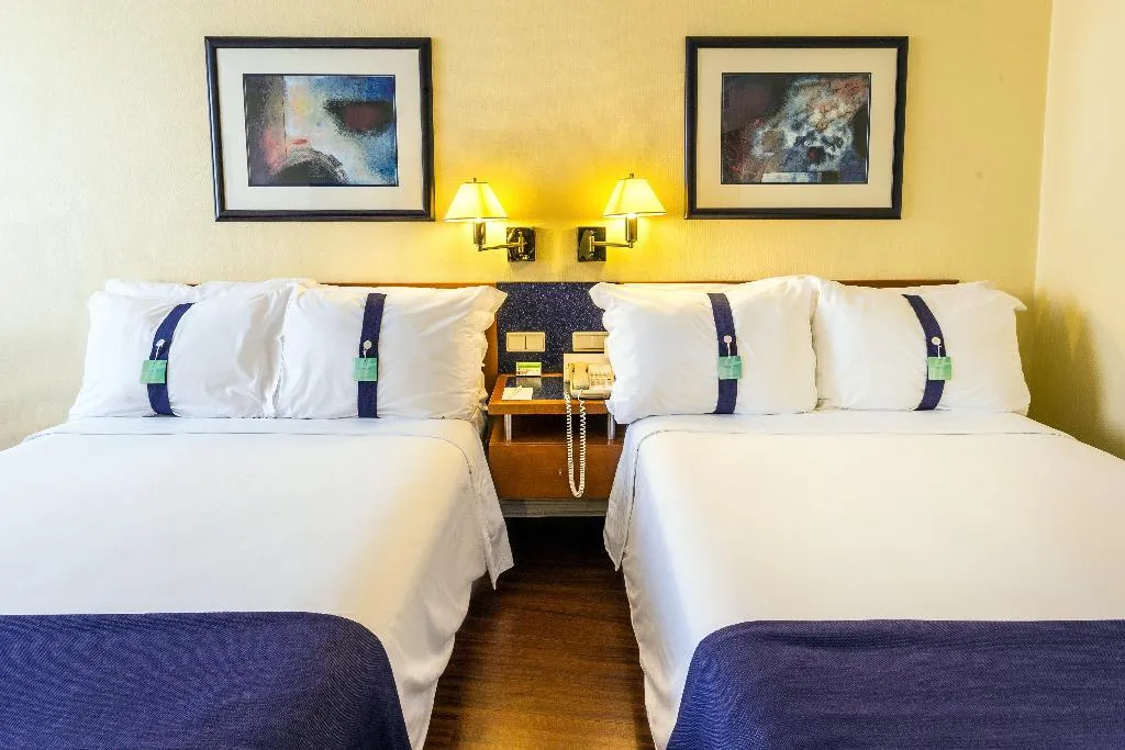 QUADRUPLE TWO DOUBLE BEDS Room, Holiday Inn Lisboa, Lisbon