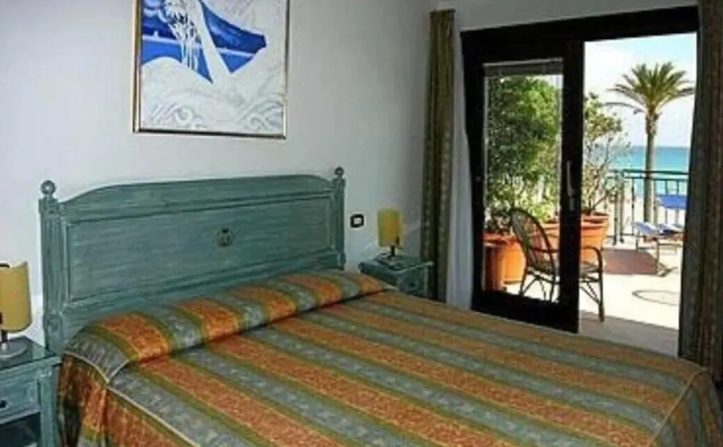 Room, Riviera, Palermo