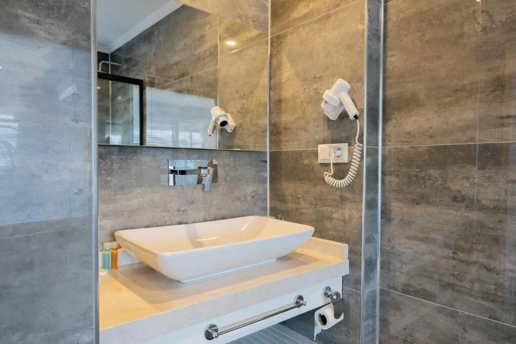 Room, Un Amor Hotel, Dalaman
