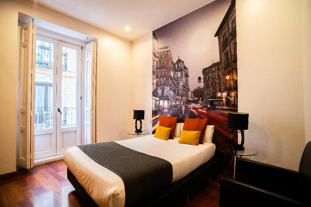 APARTMENT THREE BEDROOMS TWO BATHROOMS Room, Smartr Madrid Atocha, Madrid