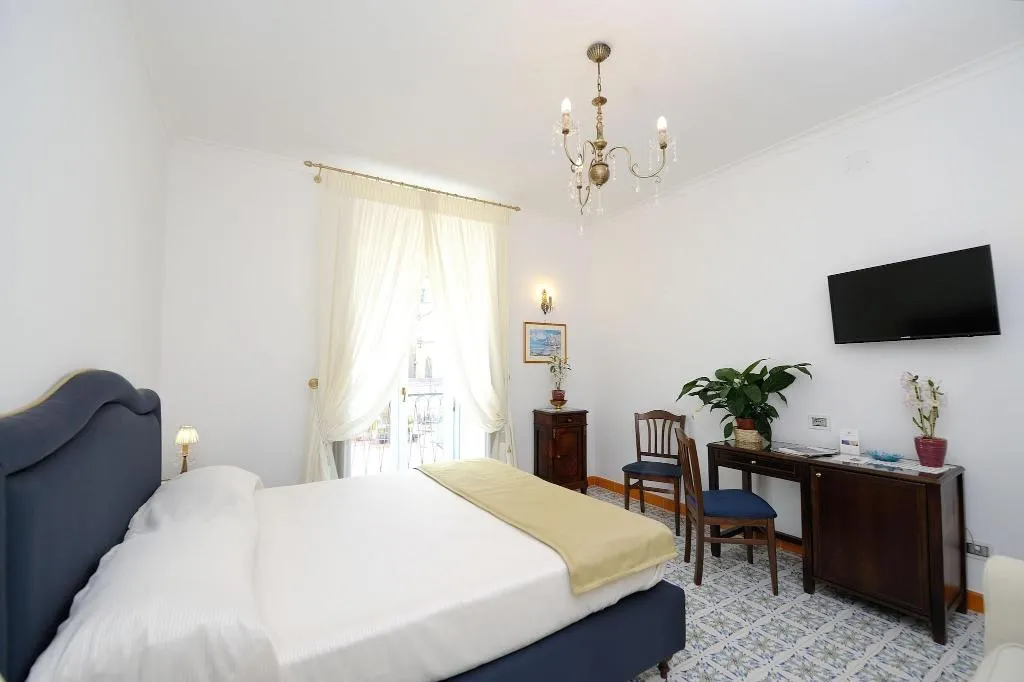 DOUBLE SUPERIOR QUEEN BED Room, Residenza Luce, Naples