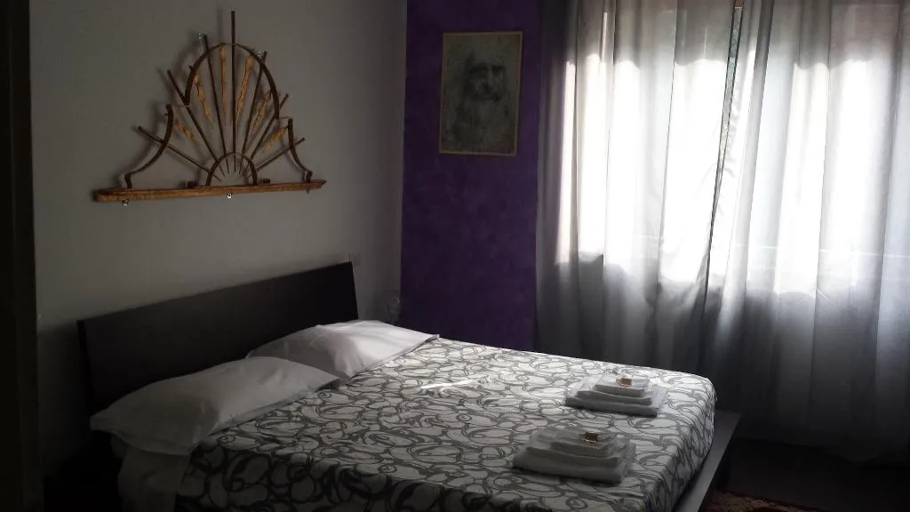 Room, Luci A San Siro, Milan