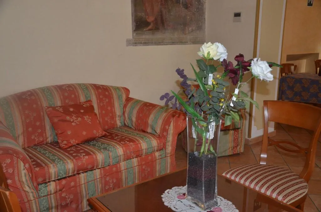 Lobby, Mia Cara, Florence