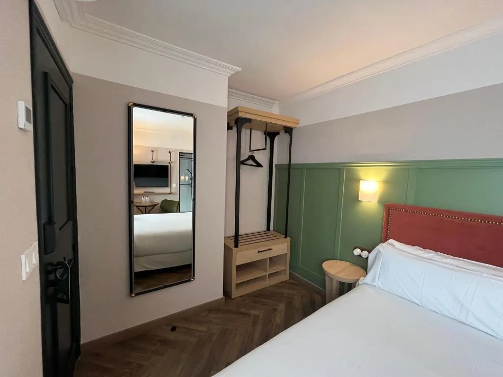 DOUBLE STANDARD Room, Honest Sevilla, Seville