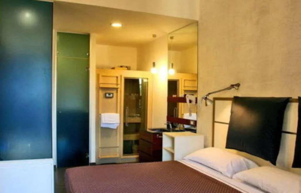 Room, California, Rome