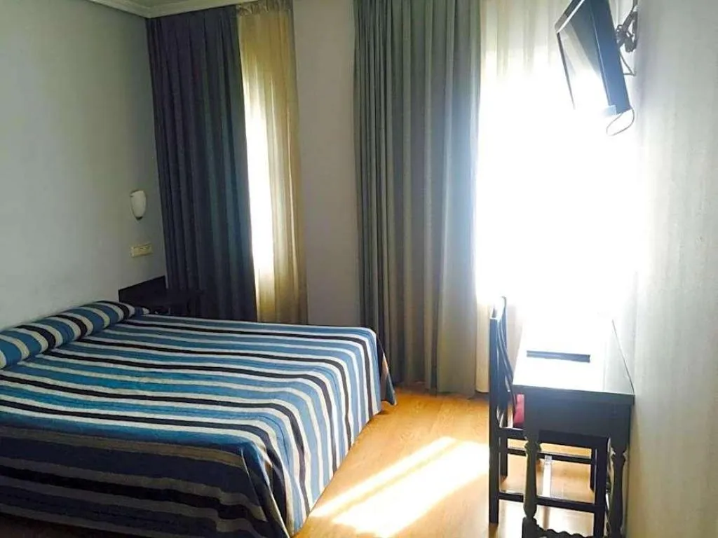 Room, Isis, Madrid