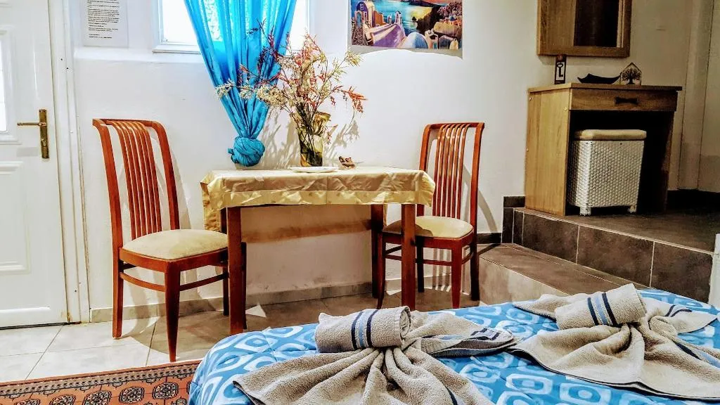 Room, Pleasure Beachside Studios, Santorini