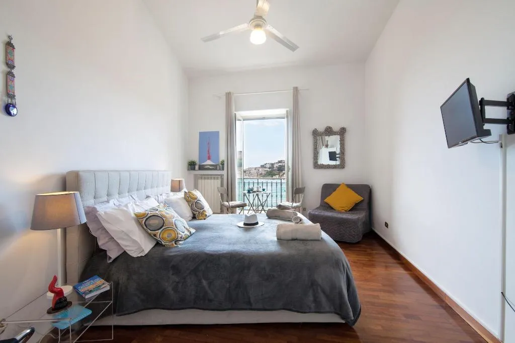 Room, Napolicentro Mare, Naples