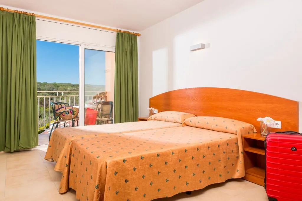 APARTMENT CAPACITY 8 THREE BEDROOMS Room, Apartaments Condado, Costa Brava