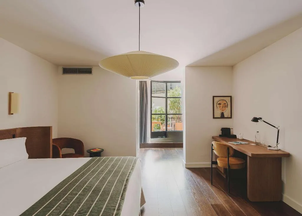 Room, Regina, Barcelona