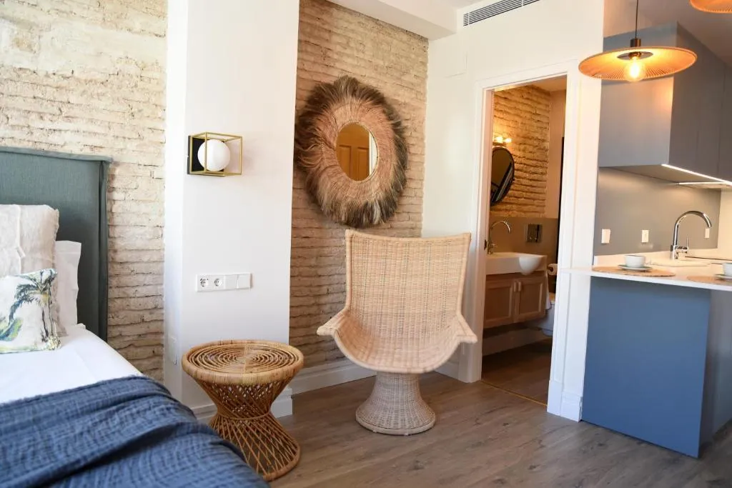 APARTMENT WITH TERRACE Room, Honest Sevilla, Seville