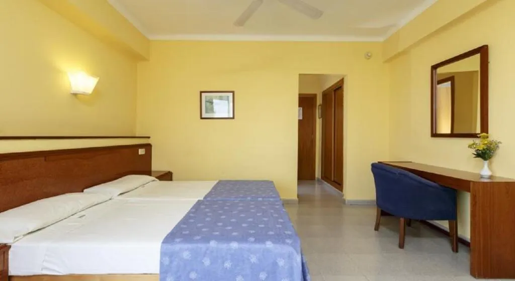 Double or Twin CAPACITY 3 Room, Golf Beach, Majorca