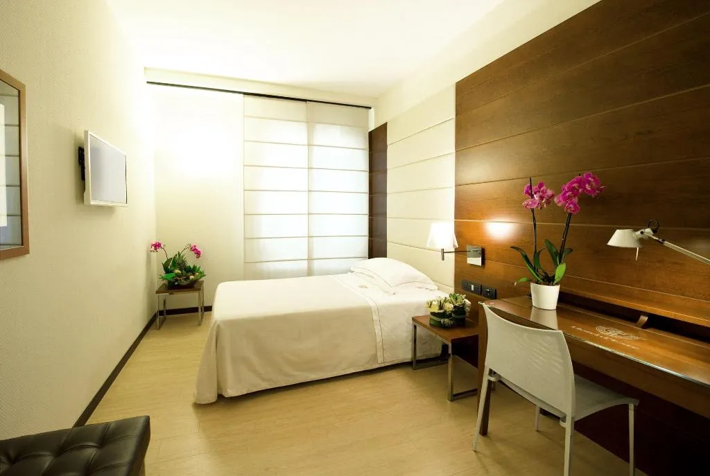 Room, D'Este, Milan