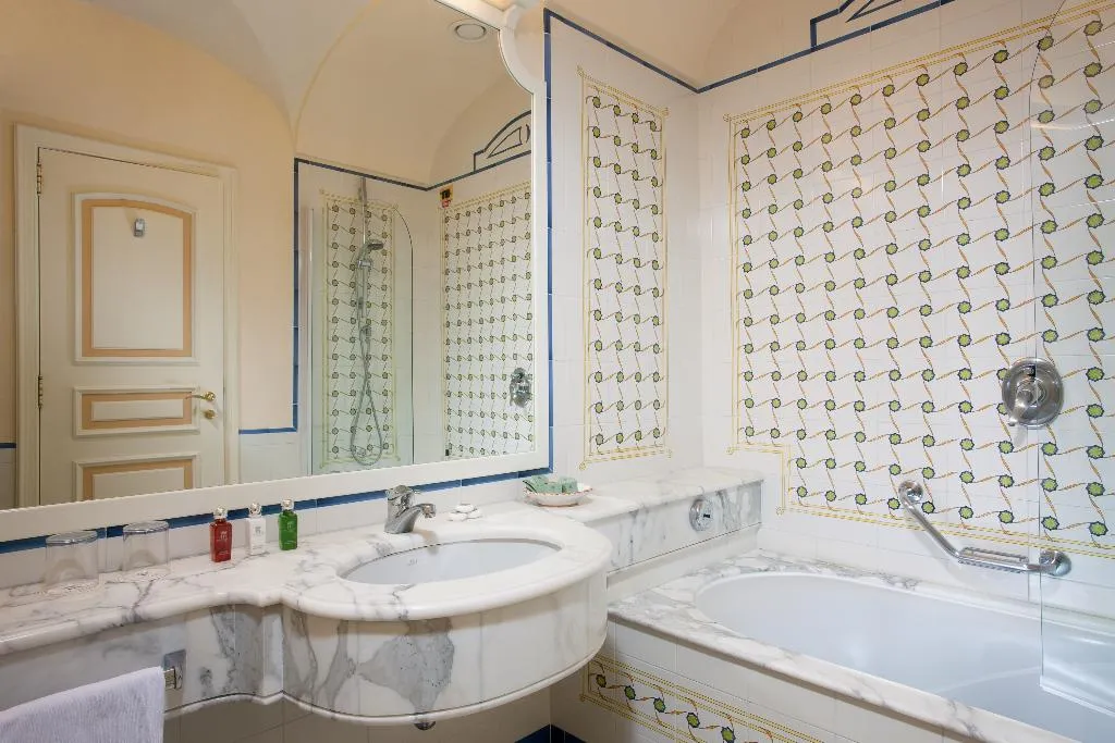 DOUBLE CLASSIC Room, Grand Hotel Capodimonte, Naples