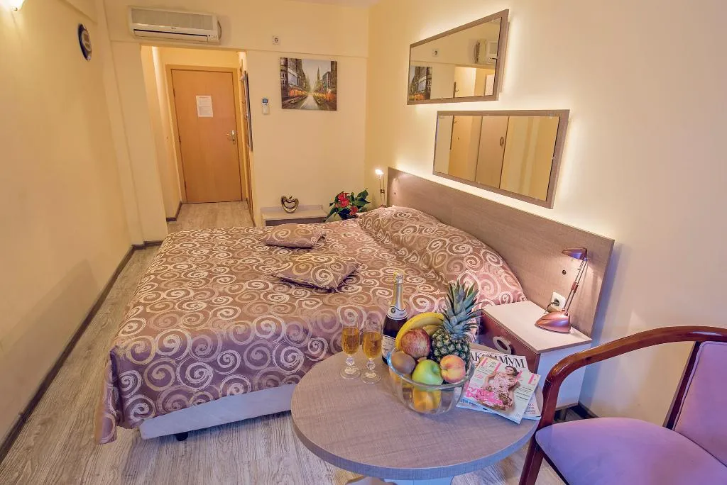 Room, Victoria, Varna