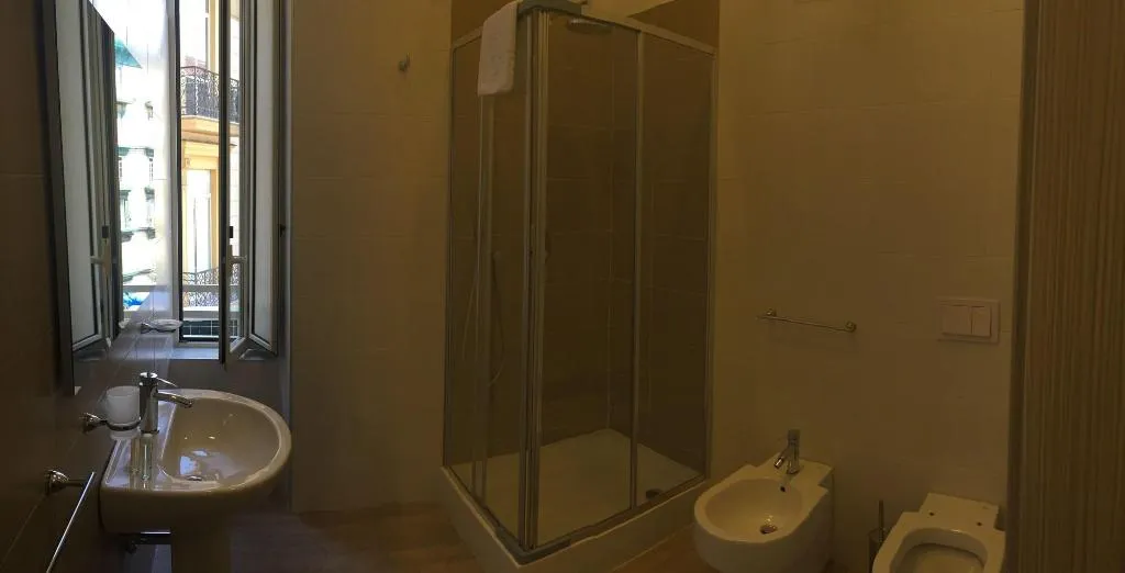 Room, Funikulì Funikulà, Naples