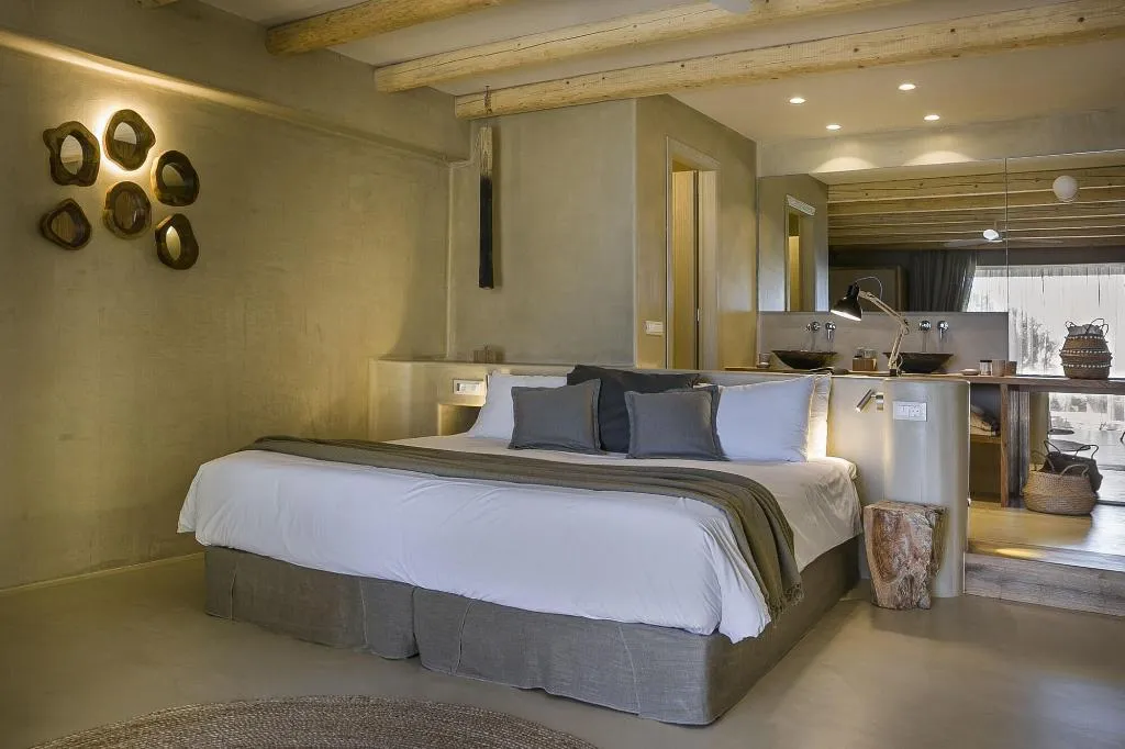 Room, F Zeen, Kefallinia