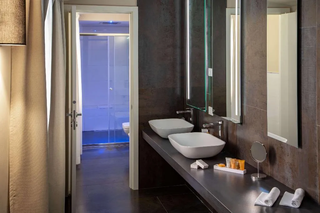JUNIOR SUITE KING SIZE BED Room, Cosmopolita Hotel Rome, Tapestry Collection by Hil, Rome