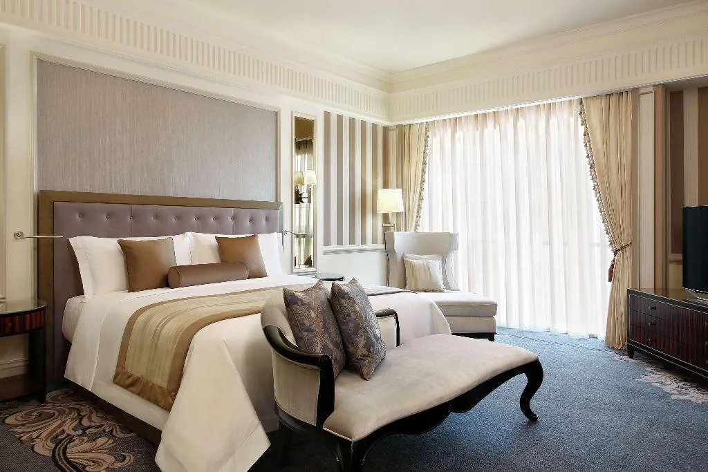 SUITE KING SIZE BED Room, Al Habtoor Palace, Dubai