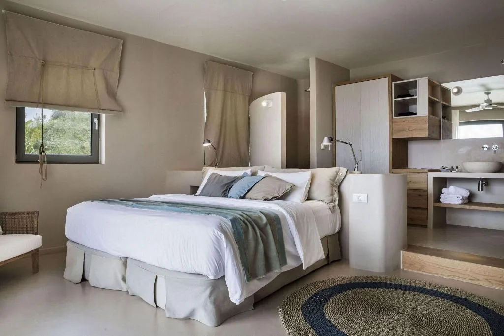 Room, F Zeen, Kefallinia