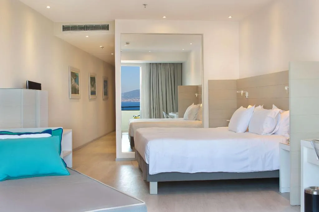 TRIPLE DELUXE SEA VIEW Room, Hilton Sorrento Palace, Naples