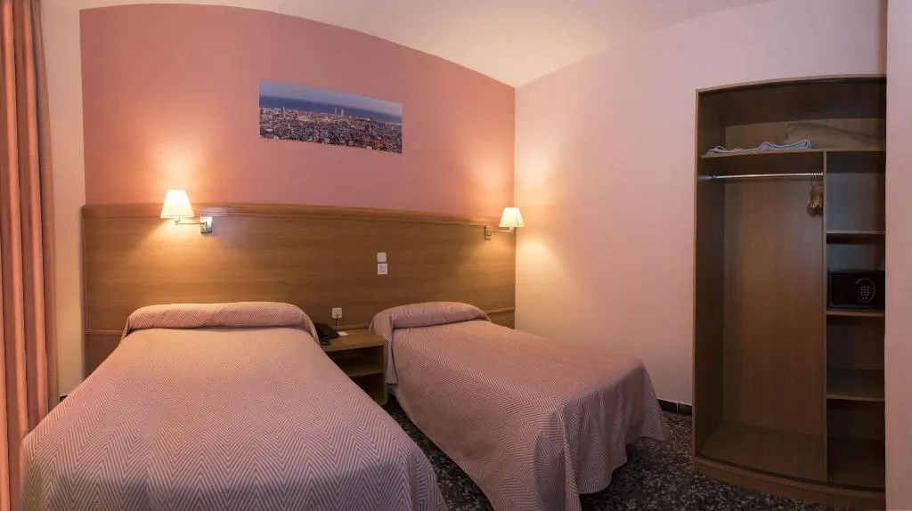 Room, Cuatro Naciones, Barcelona