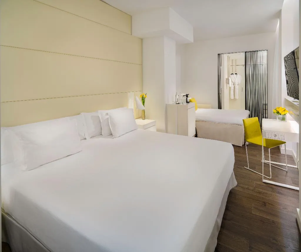 FAMILY ROOM STANDARD Room, H10 Urquinaona Plaza, Barcelona