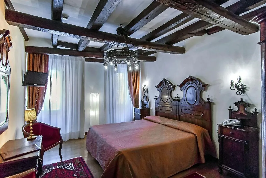 Room, Bel Sito e Berlino, Venice