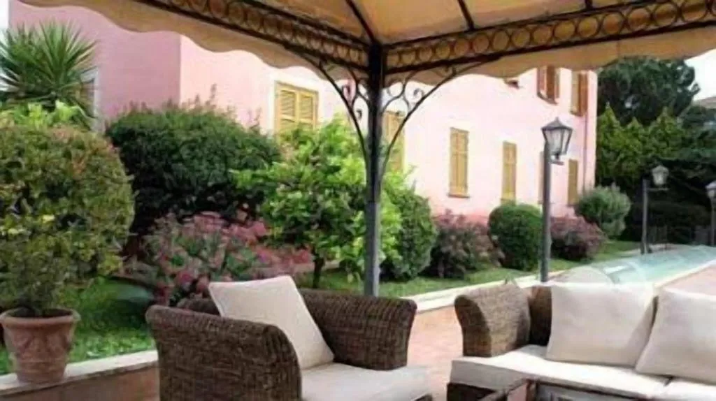Terrace, Arco Di Travertino, Rome