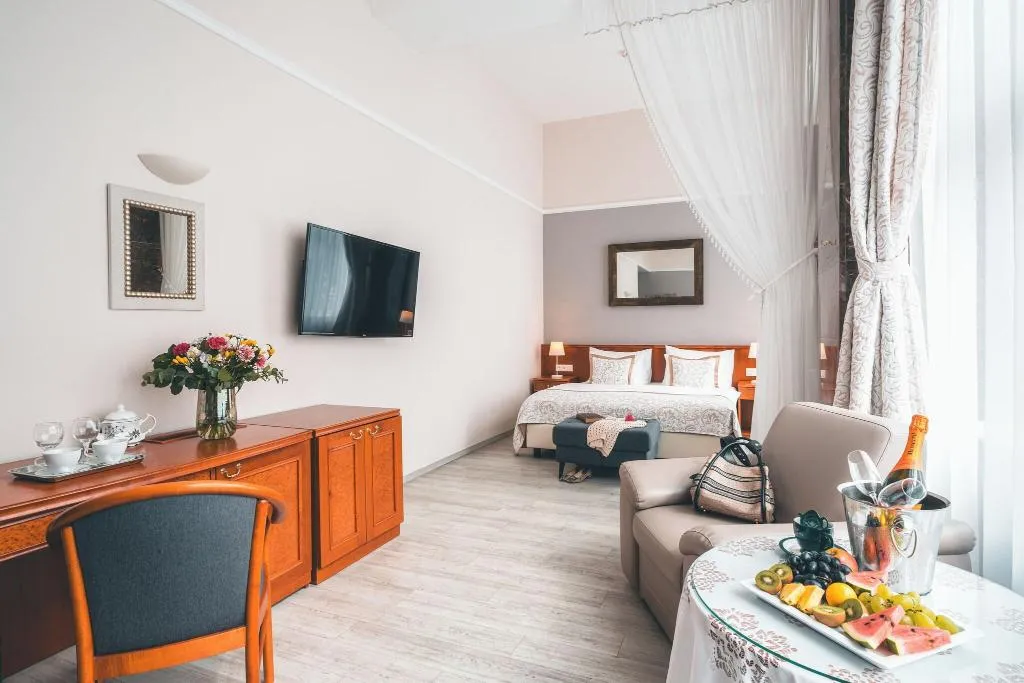 JUNIOR SUITE WITH DOUBLE BED Room, Belvedere Hotel Prague, Prague