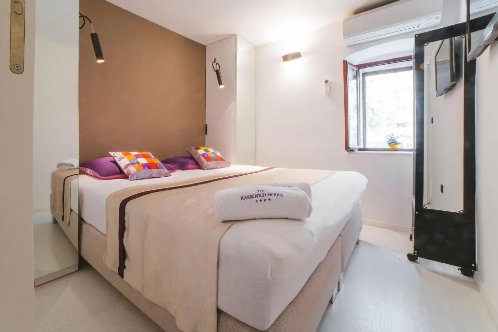 Room, House Karkovich, Split