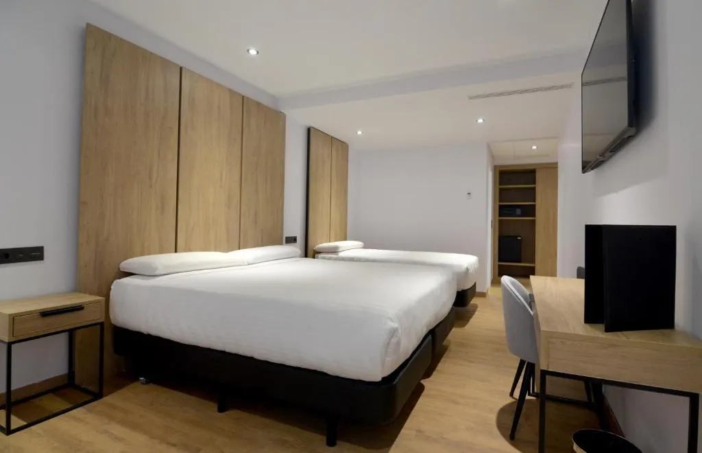 DOUBLE STANDARD Room, Uve Marcenado, Madrid
