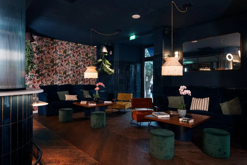 Lobby, Chic & Basic Gravity, Porto