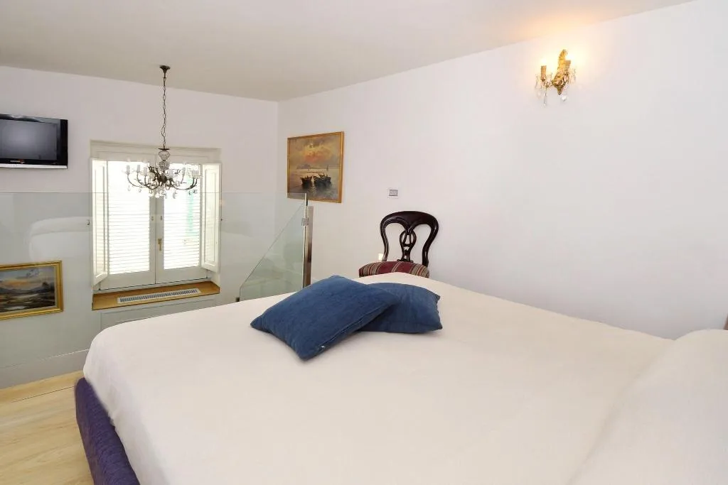 DOUBLE QUEEN SIZE BED Room, Residenza Luce, Naples