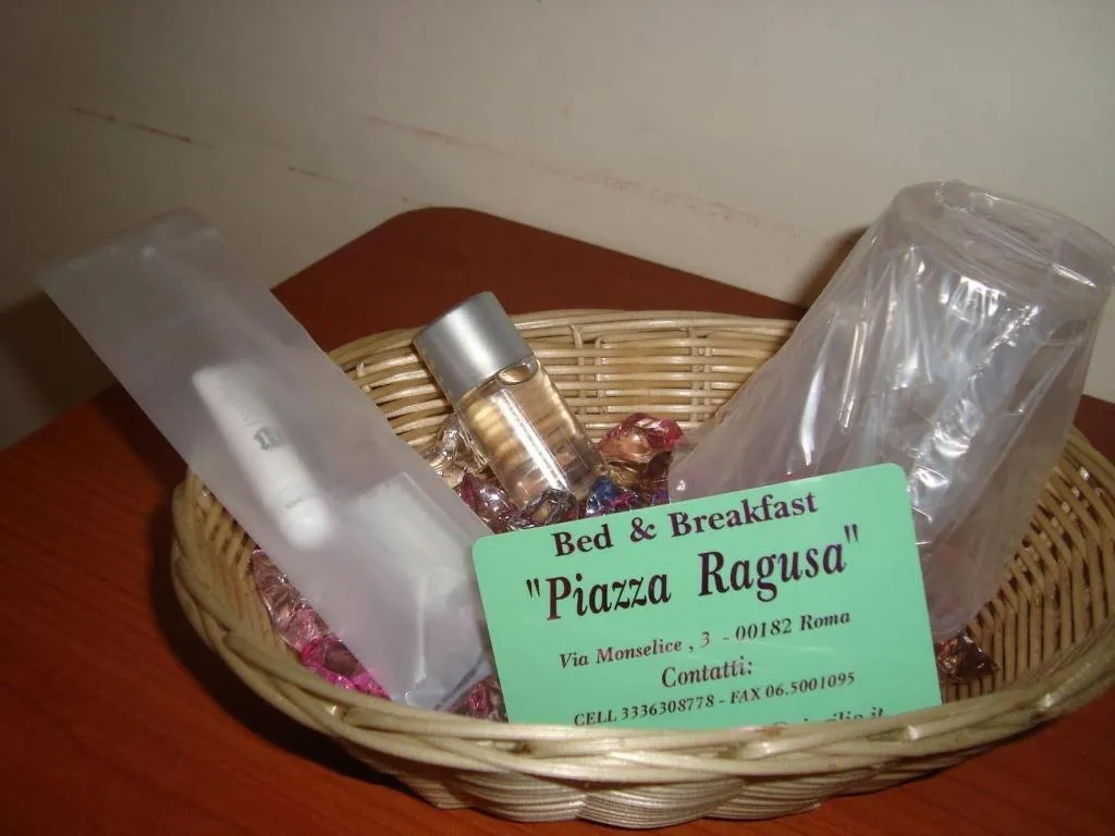 Room, B&B Piazza Ragusa, Naples
