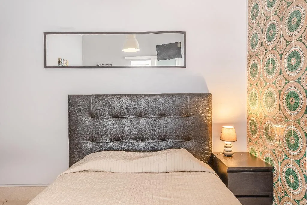 Room, V Dinastia, Lisbon