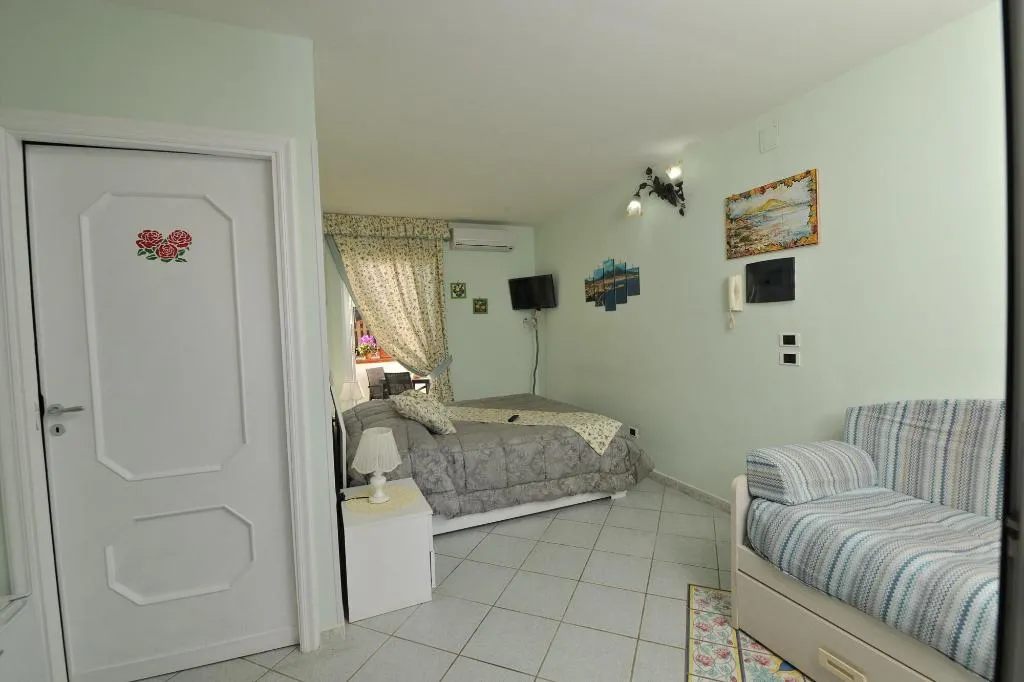 Room, B&B Le Cycas, Naples