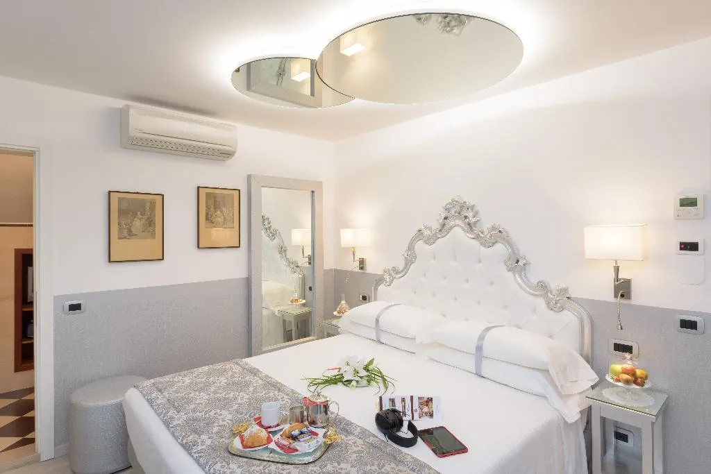 Double or Twin DELUXE Room, UNA HOTELS Ala Venezia - Adults +16, Venice