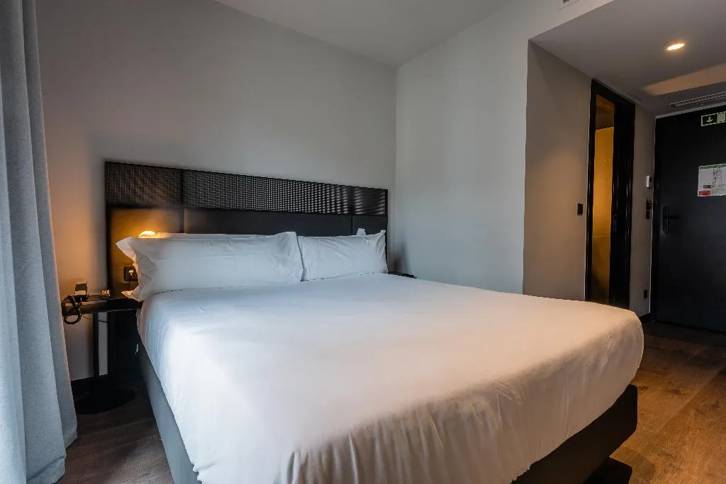 DOUBLE WITH BALCONY Room, Chic & Basic Gravity, Porto