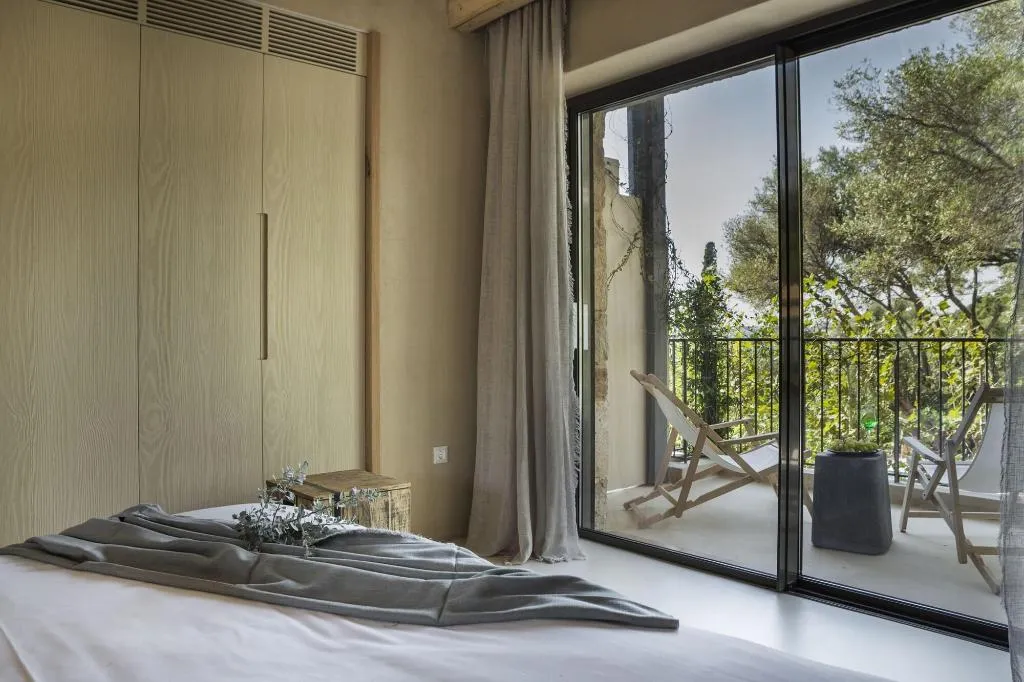 Room, F Zeen, Kefallinia