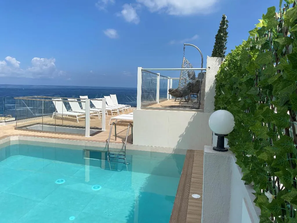 Pool, Diplomat, Malta