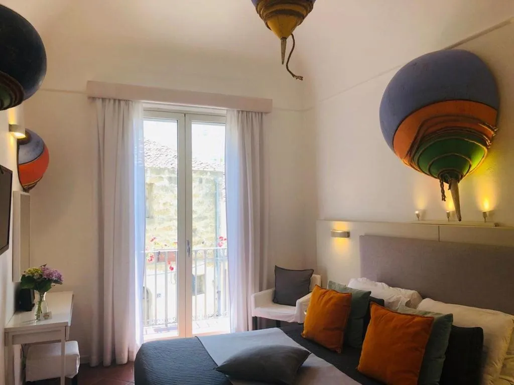 Room, Antichi Colori, Palermo